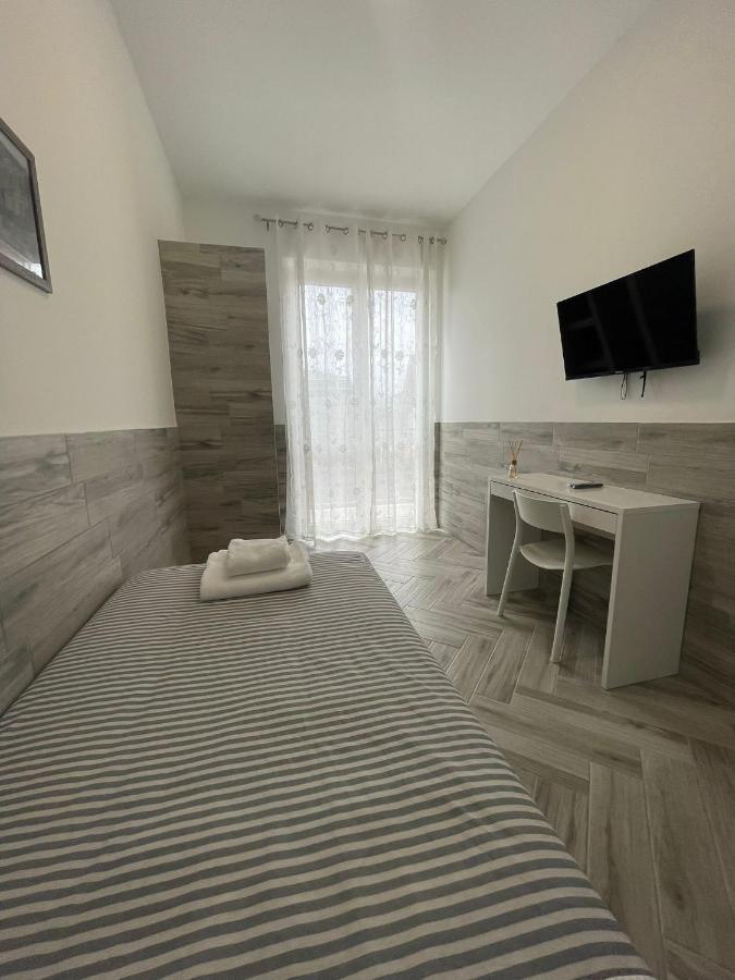 Holiday Rooms Rho Exterior foto